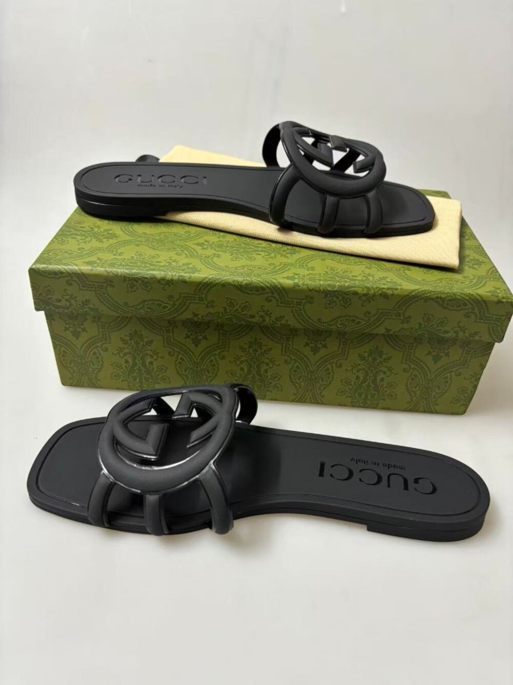 Gucci Women’s Black Marmont Rubber Slides - Size 8 - Picture 3 of 5